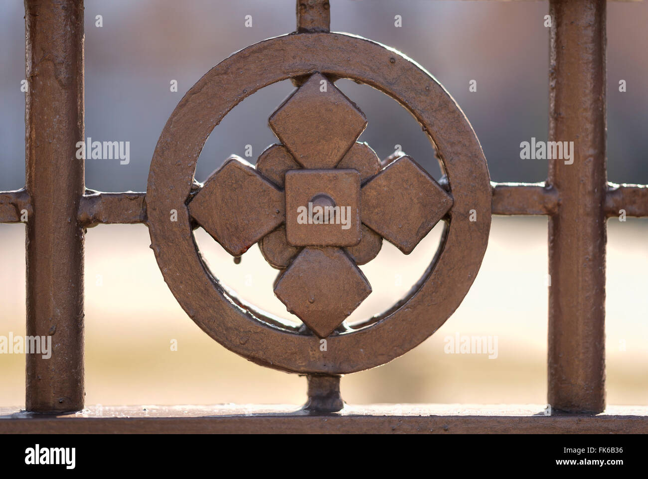Closeup détail d'une clôture métallique décoration avec Croix et Cercle autour Banque D'Images