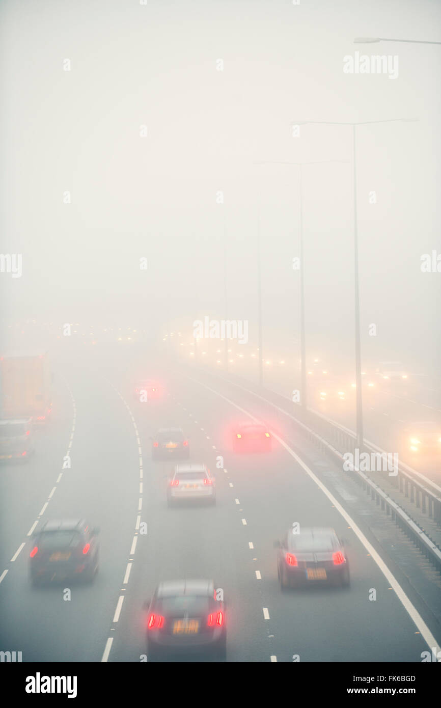 La circulation sur autoroute en cas de brouillard épais, Royaume-Uni, Europe Banque D'Images