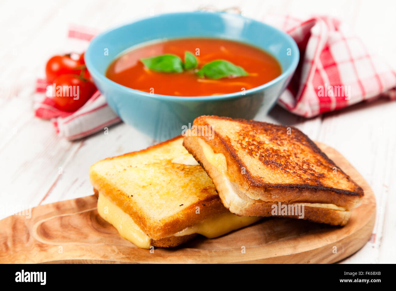 Soupe de tomate et basilic Banque D'Images