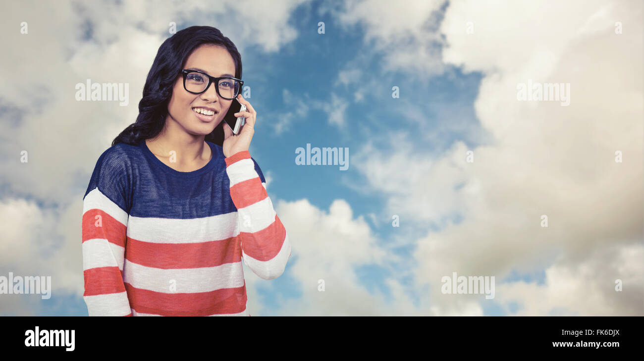 Composite image of asian woman sur un appel téléphonique Banque D'Images