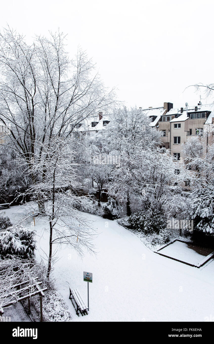 Paysage de neige dans une cour à Duesseldorf, Rhénanie du Nord-Westphalie, Allemagne Banque D'Images