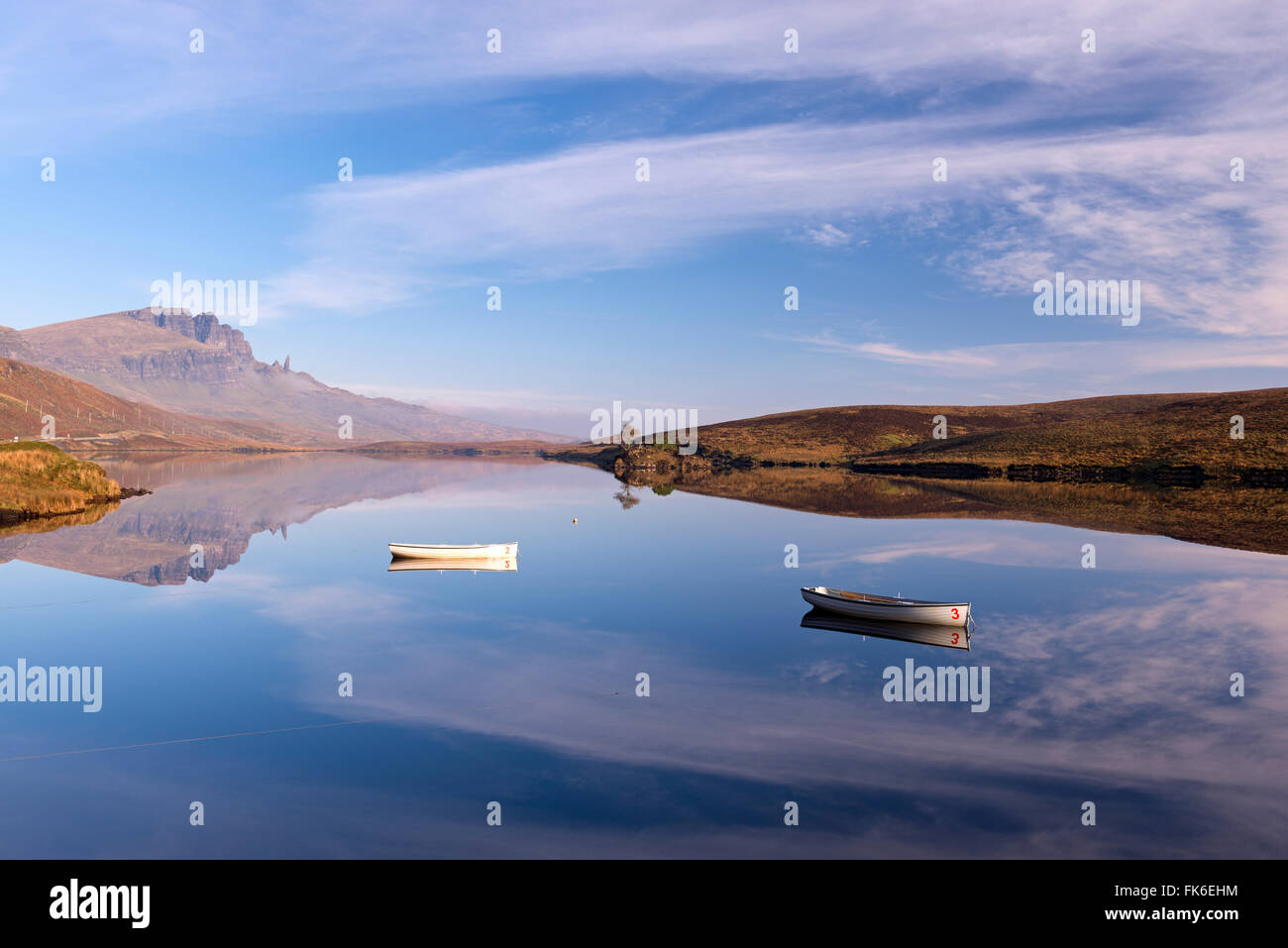 Barques sur le Loch Fada, avec le vieil homme de Storr au-delà, à l'île de Skye, Hébrides intérieures, Ecosse, Royaume-Uni, Europe Banque D'Images