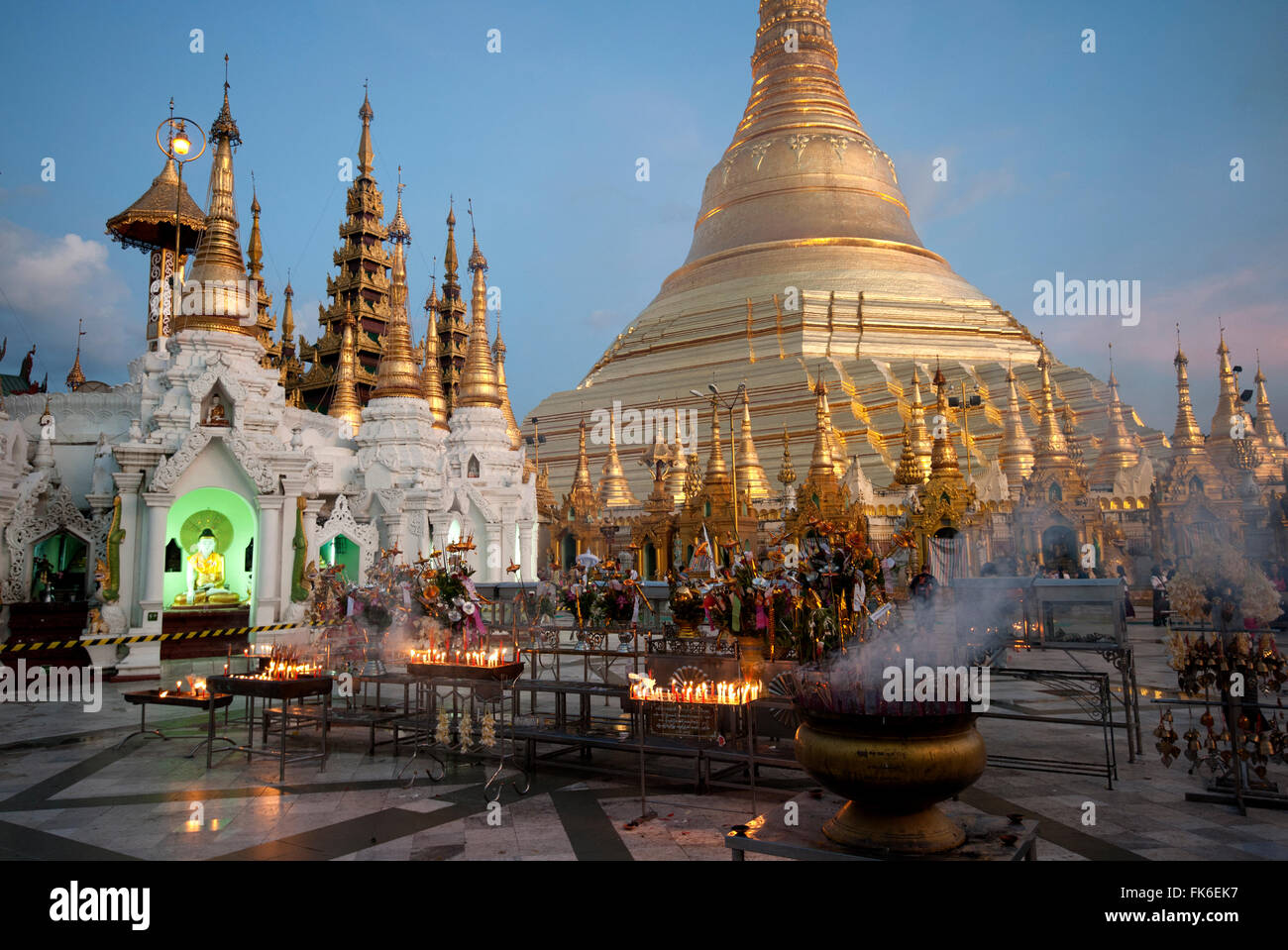 Les chandelles placées par des disciples au coucher du soleil à la pagode, un Shwesagon 2500 ans de pèlerinage bouddhiste, Yangon, Myanmar Banque D'Images