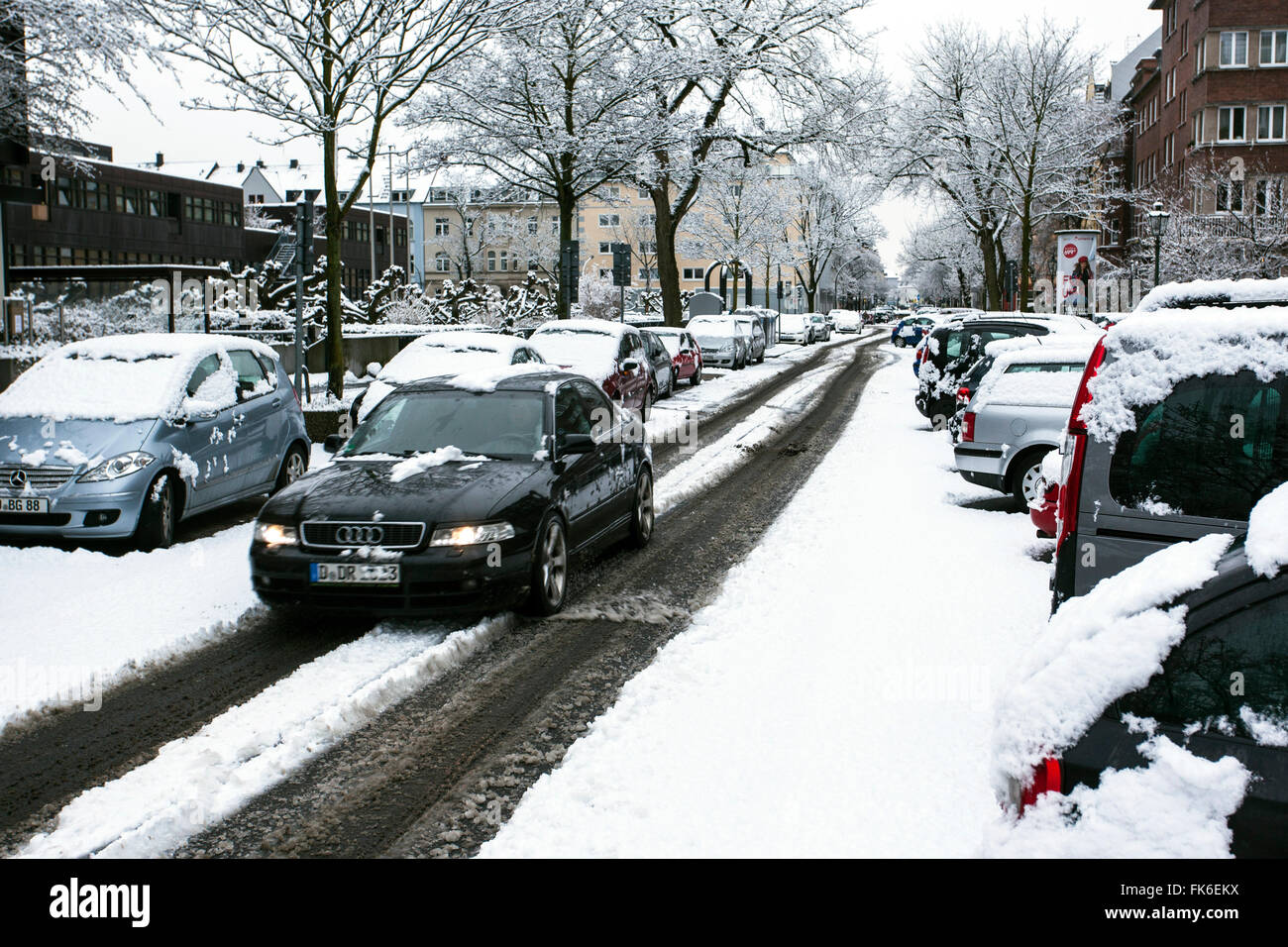 Voitures dans la neige dans un quartier résidentiel. Düsseldorf, Rhénanie du Nord-Westphalie, Allemagne Banque D'Images