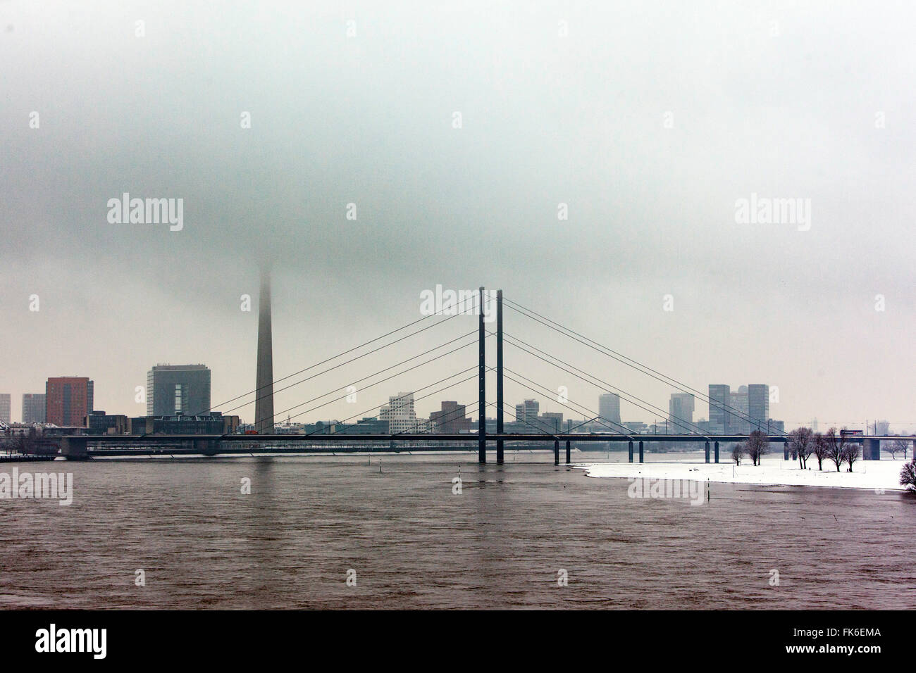 Toits de Duesseldorf en hiver avec la neige. La Rhénanie du Nord-Westphalie, Allemagne Banque D'Images