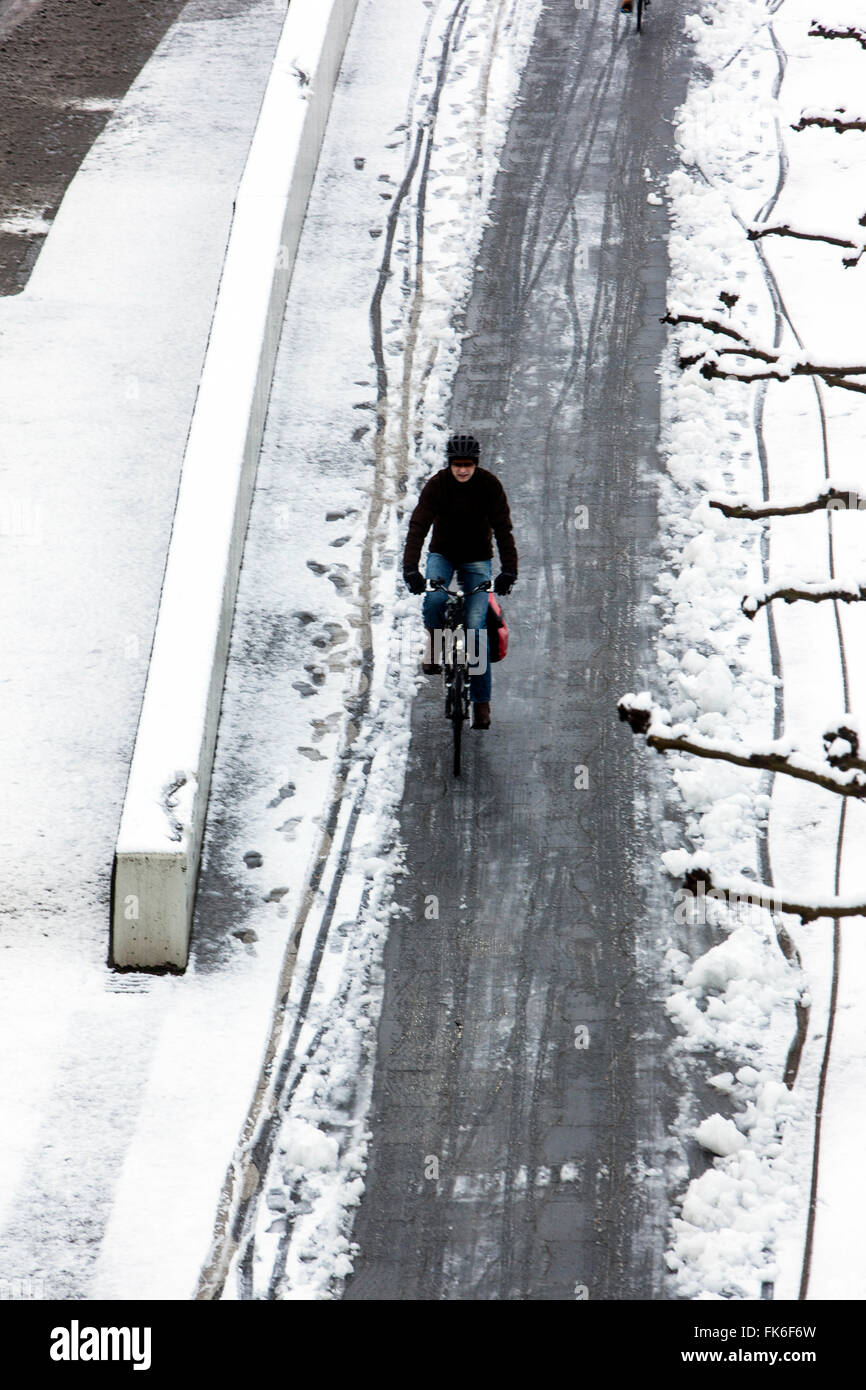 Cycliste à Duesseldorf en hiver avec la neige. La Rhénanie du Nord-Westphalie, Allemagne Banque D'Images