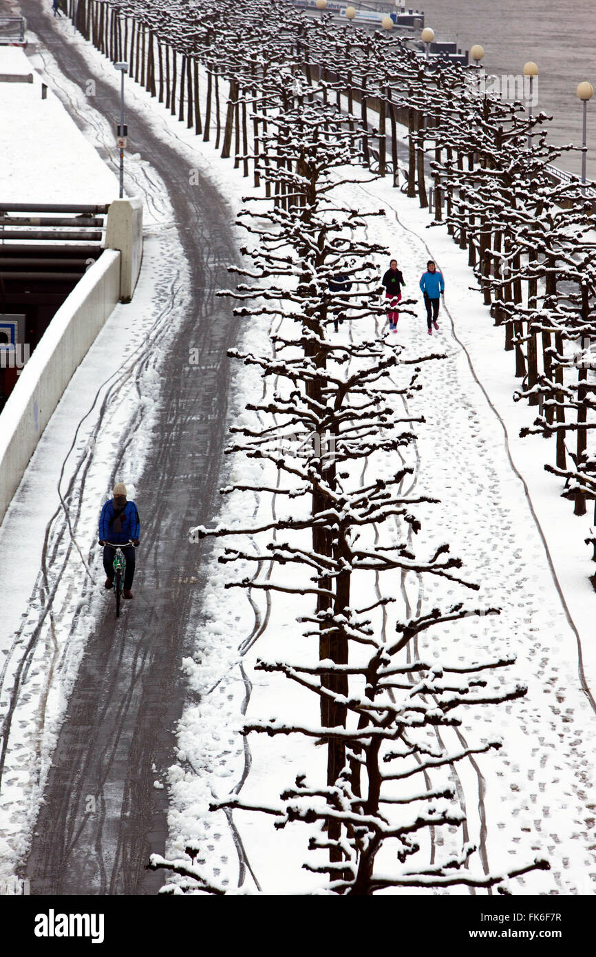 Rheinuferpromenade à Düsseldorf en hiver avec la neige. La Rhénanie du Nord-Westphalie, Allemagne Banque D'Images