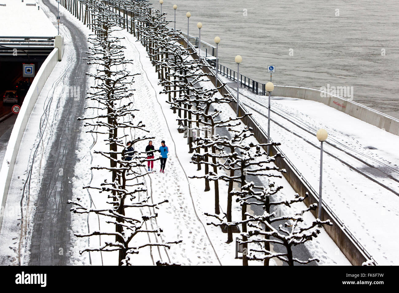 Rheinuferpromenade à Düsseldorf en hiver avec la neige. La Rhénanie du Nord-Westphalie, Allemagne Banque D'Images