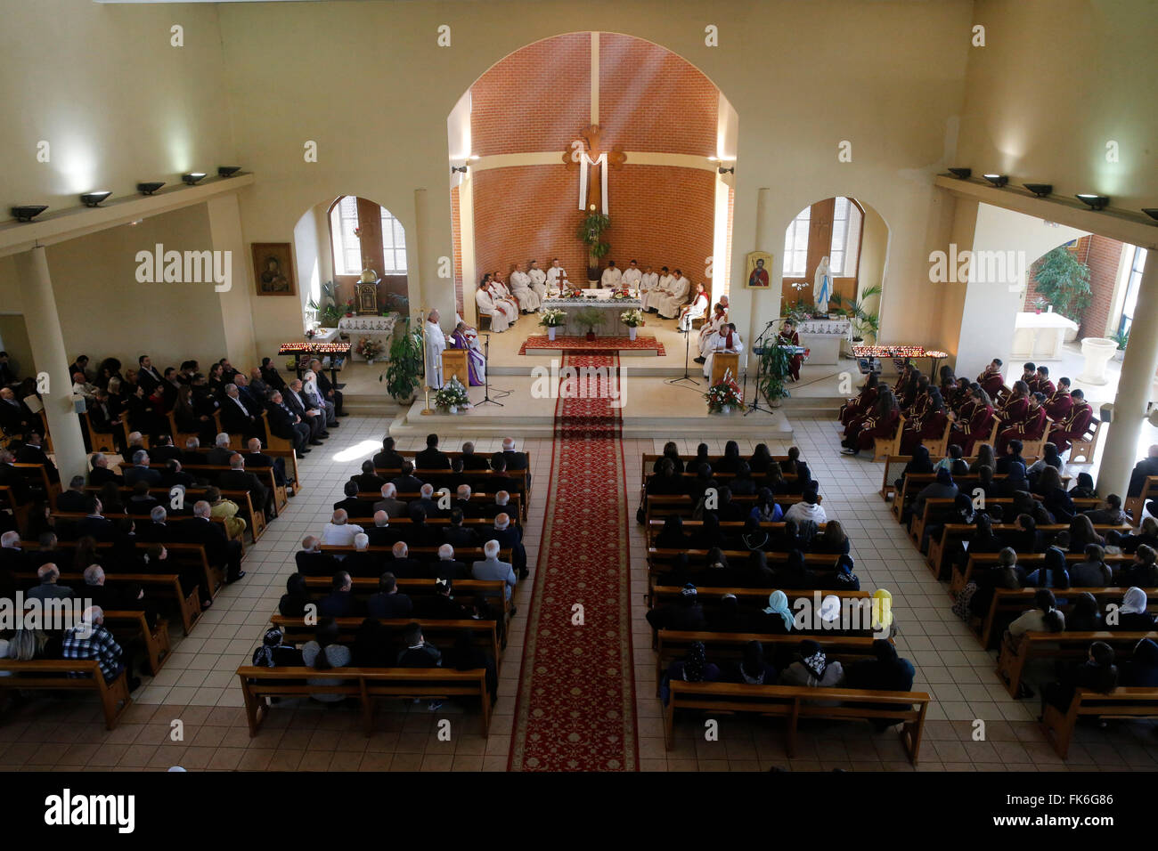 En masse de l'Église chaldéenne Saint Thomas, Sarcelles, Val d'Oise, France, Europe Banque D'Images