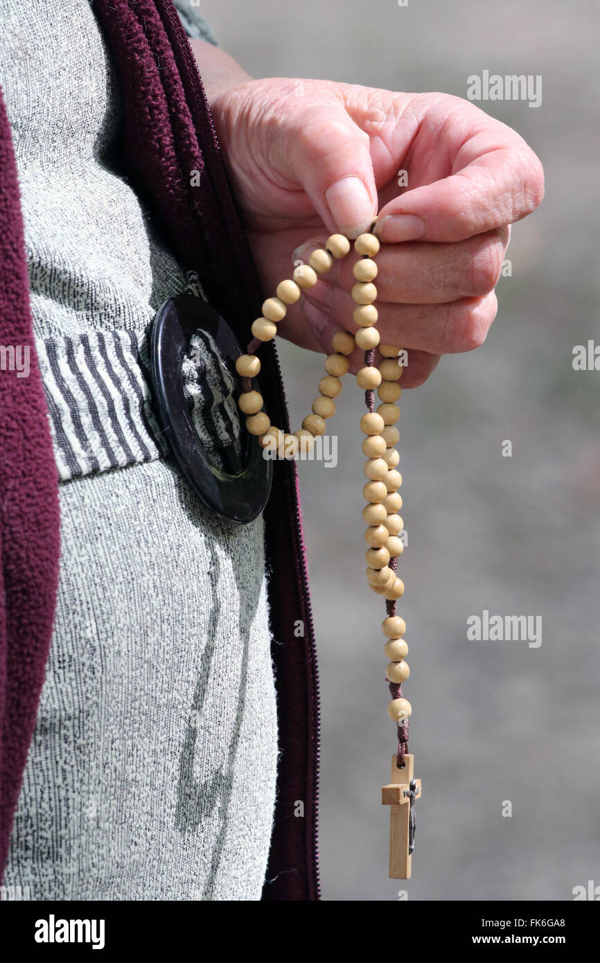 Sculptée à la main, chapelet Catholique Romaine, femme qui prie le mystère du Saint Rosaire, Haute Savoie, France, Europe Banque D'Images