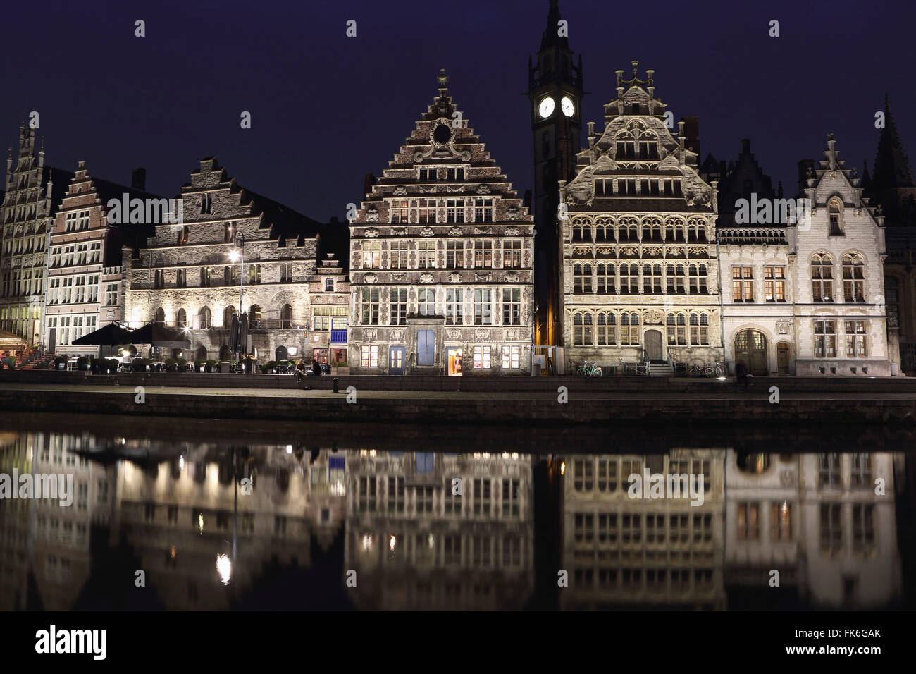 Les bâtiments de style gothique sur le front de Graslei ressortir dans l'canal de la Lys, de nuit dans le centre de Gand, Belgique, Europe Banque D'Images