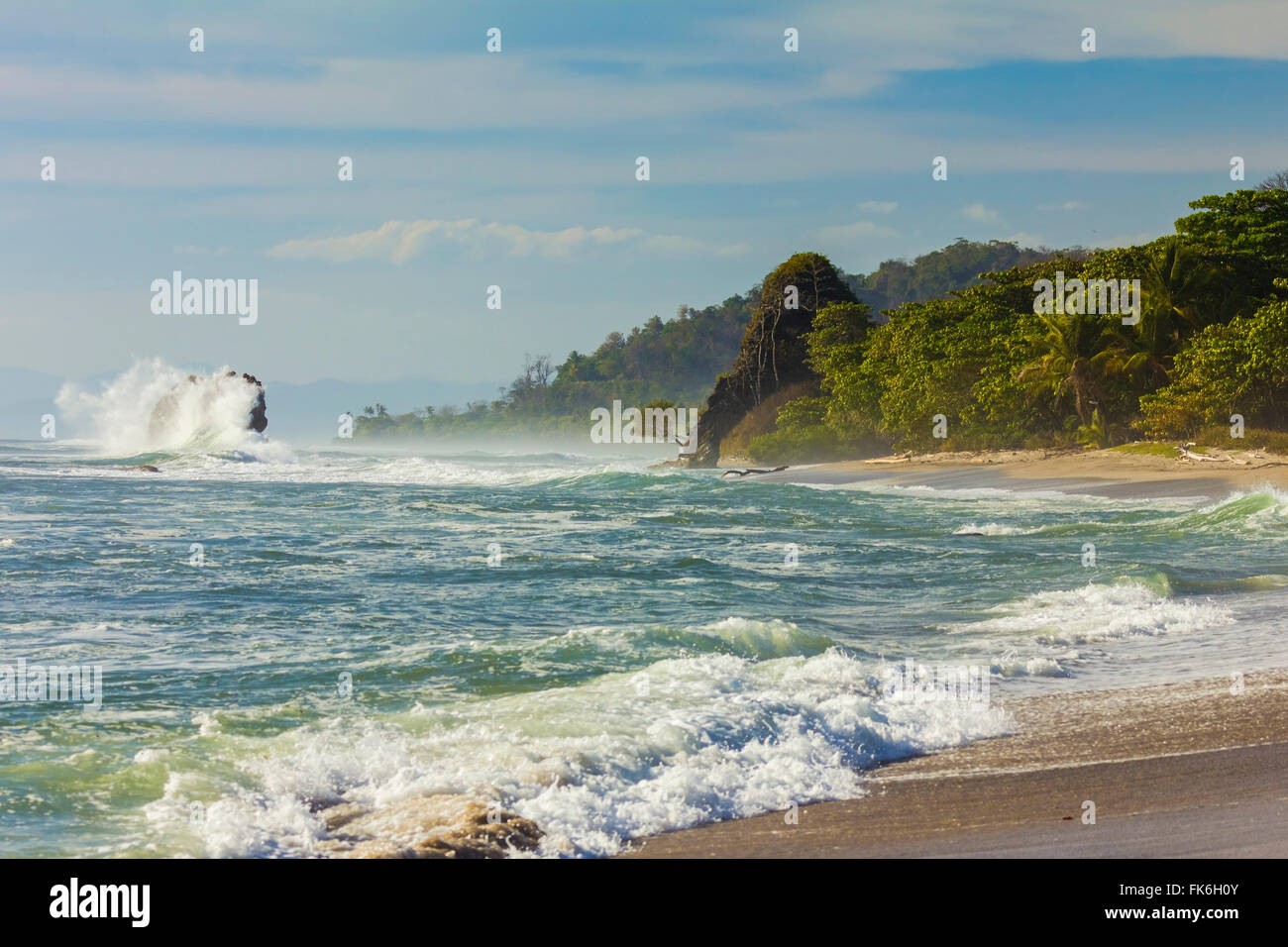 Surfez sur la pile de la mer et le Penon rock à l'extrême sud de la Péninsule de Nicoya, Santa Teresa, Puntarenas, Costa Rica Banque D'Images