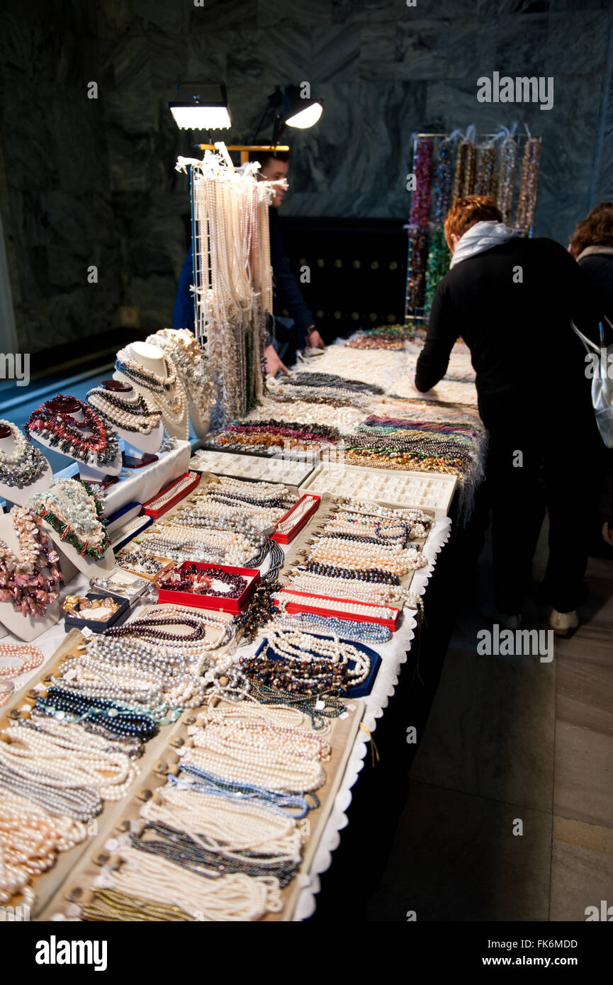 Le choix de chaînes de perles perles femme, stand à l'Expo 2016 minéral de Varsovie, 5e édition, mars VI événement dans le Palace PKiN Banque D'Images