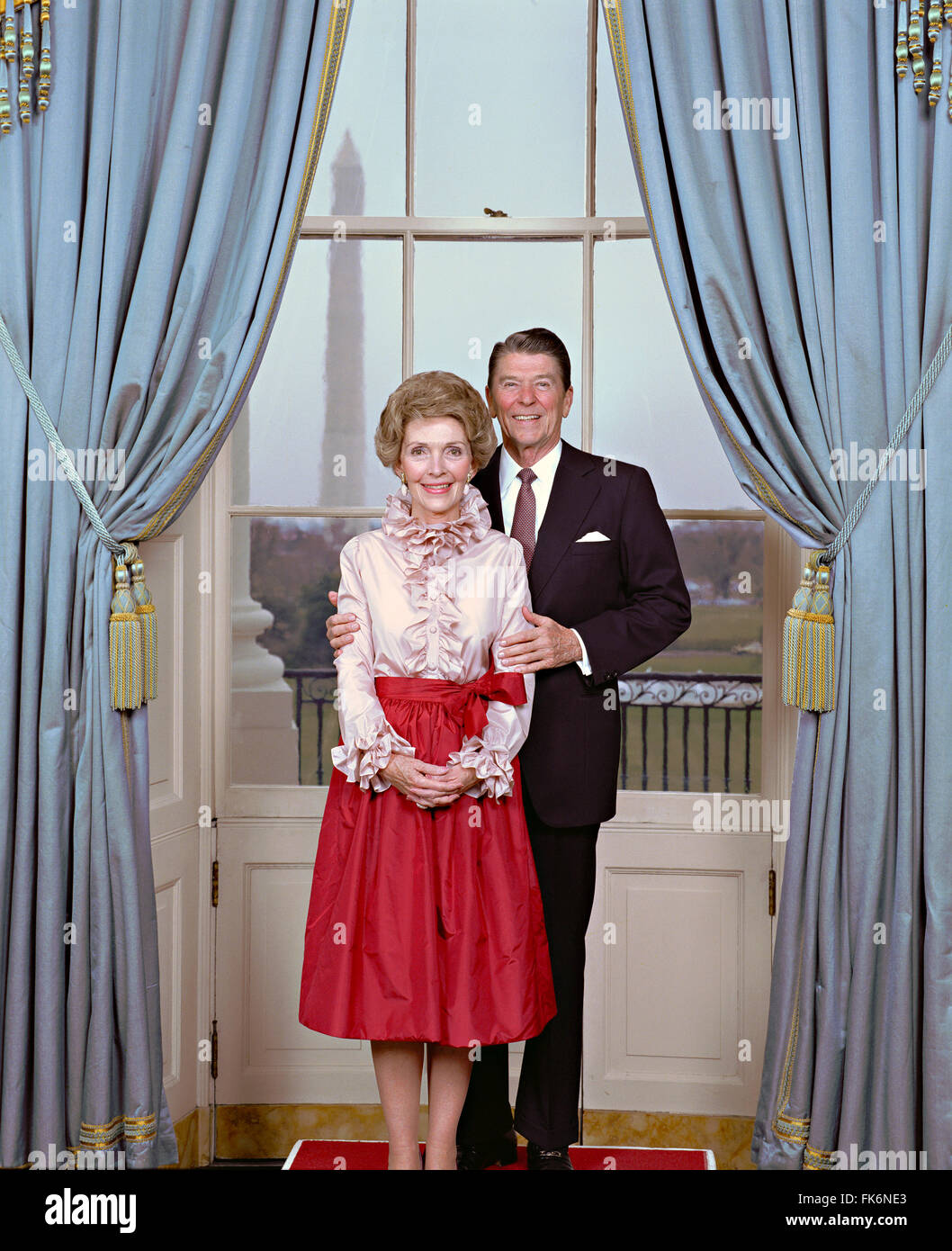 Portrait officiel du président Ronald Reagan et Première dame Nancy Reagan dans la salle Bleue à la Maison Blanche le 4 mars 1981 à Washington, DC. Banque D'Images