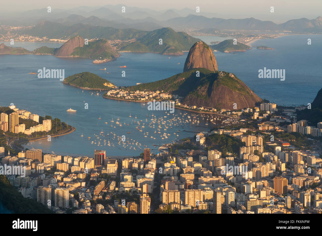 Vue panoramique de Rio de Janeiro et mont du Pain de sucre à partir de Corcovado au coucher du soleil Banque D'Images