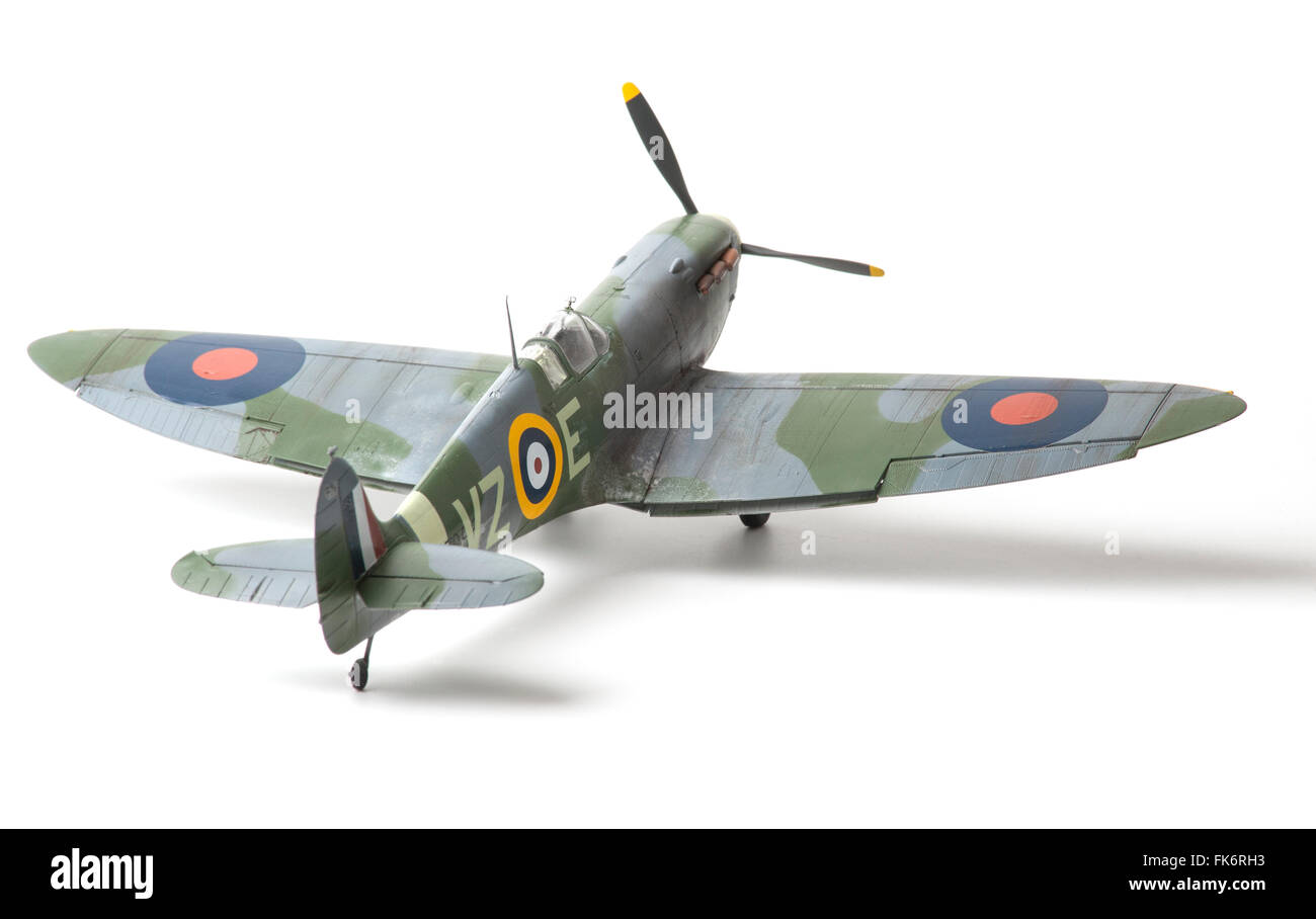 Supermarine Spitfire MkII, WW11, RAF marquages. 1:32 échelle fine modèle sur fond studio blanc. Banque D'Images