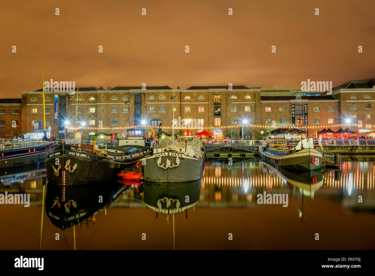 Bateaux dans West India Quay dans les Docklands de Londres dans la soirée à la DRH Banque D'Images