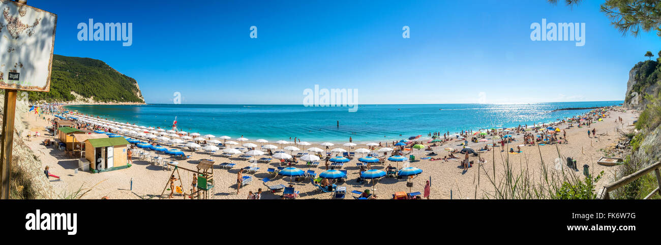 Célèbre plage de San Michele à Sirolo, Italie. Banque D'Images