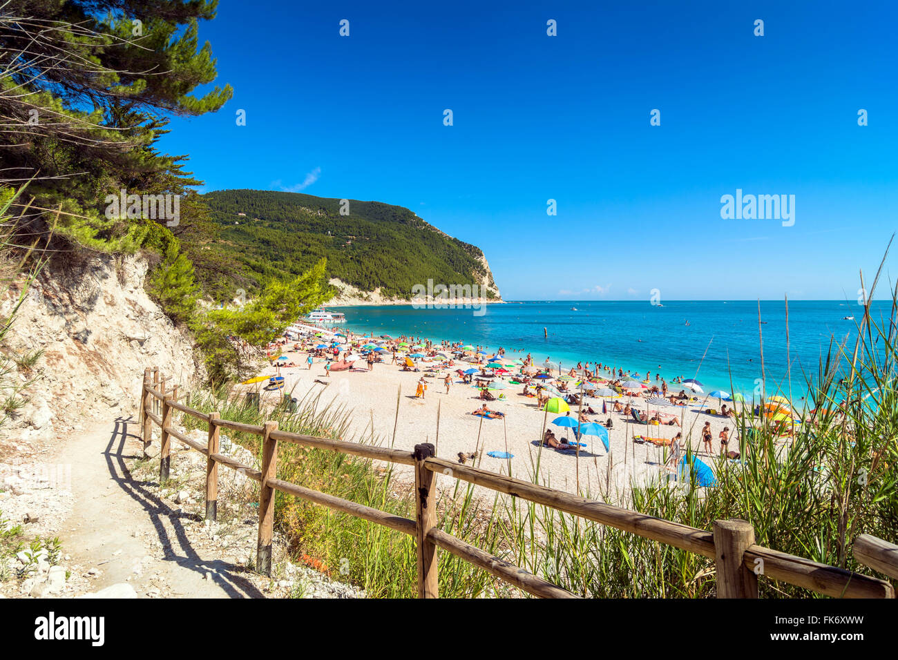 Célèbre plage de San Michele à Sirolo, Italie. Banque D'Images
