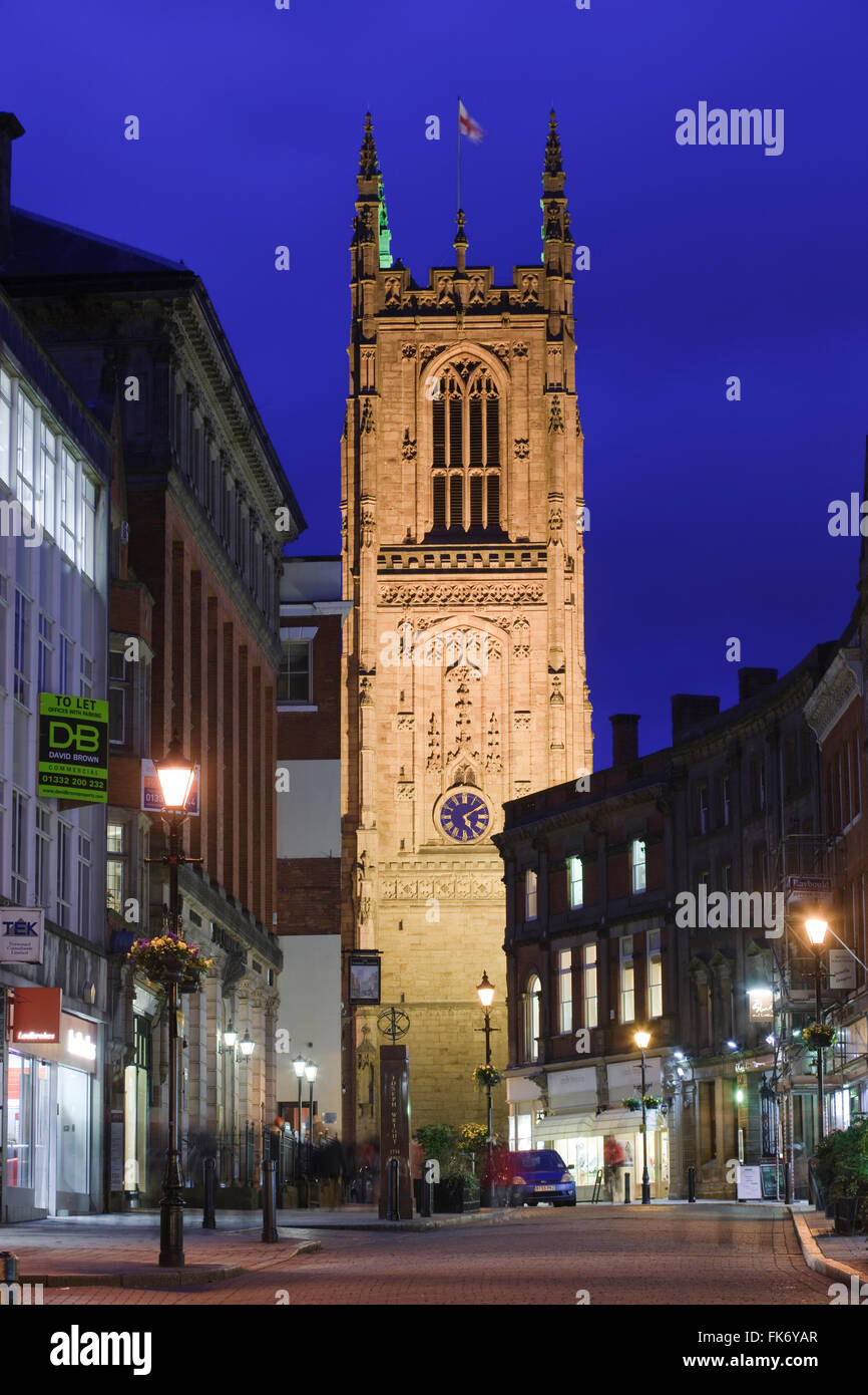La cathédrale de Derby Derby Derbyshire, Angleterre Irongate au crépuscule Banque D'Images