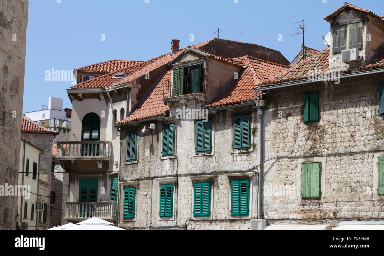 Vieux bâtiment avec volets en bois vert à Split Croatie Banque D'Images