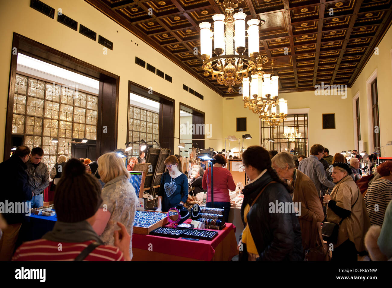Les clients de choisir des bijoux en argent, la sélection est à l'Expo 2016 minéral de Varsovie, 5e édition, mars VI dans le Palais de l'événement Banque D'Images