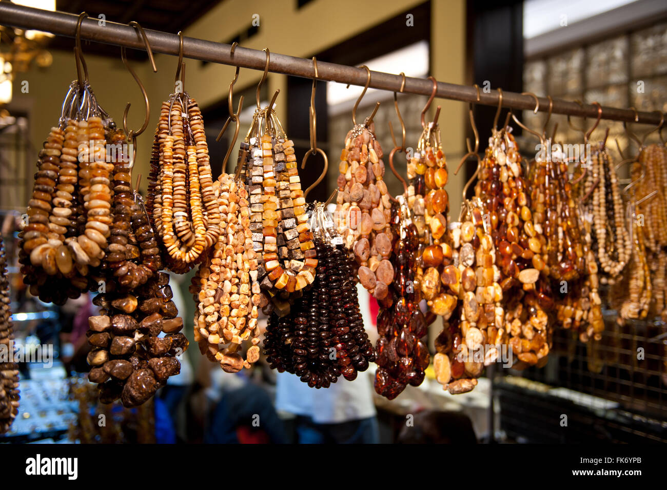 Divers colliers de perles d'ambre accroché sur les crochets à l'Expo 2016, varsovie Minéral 5 mars, VI edition événement dans le Palace PKiN Banque D'Images