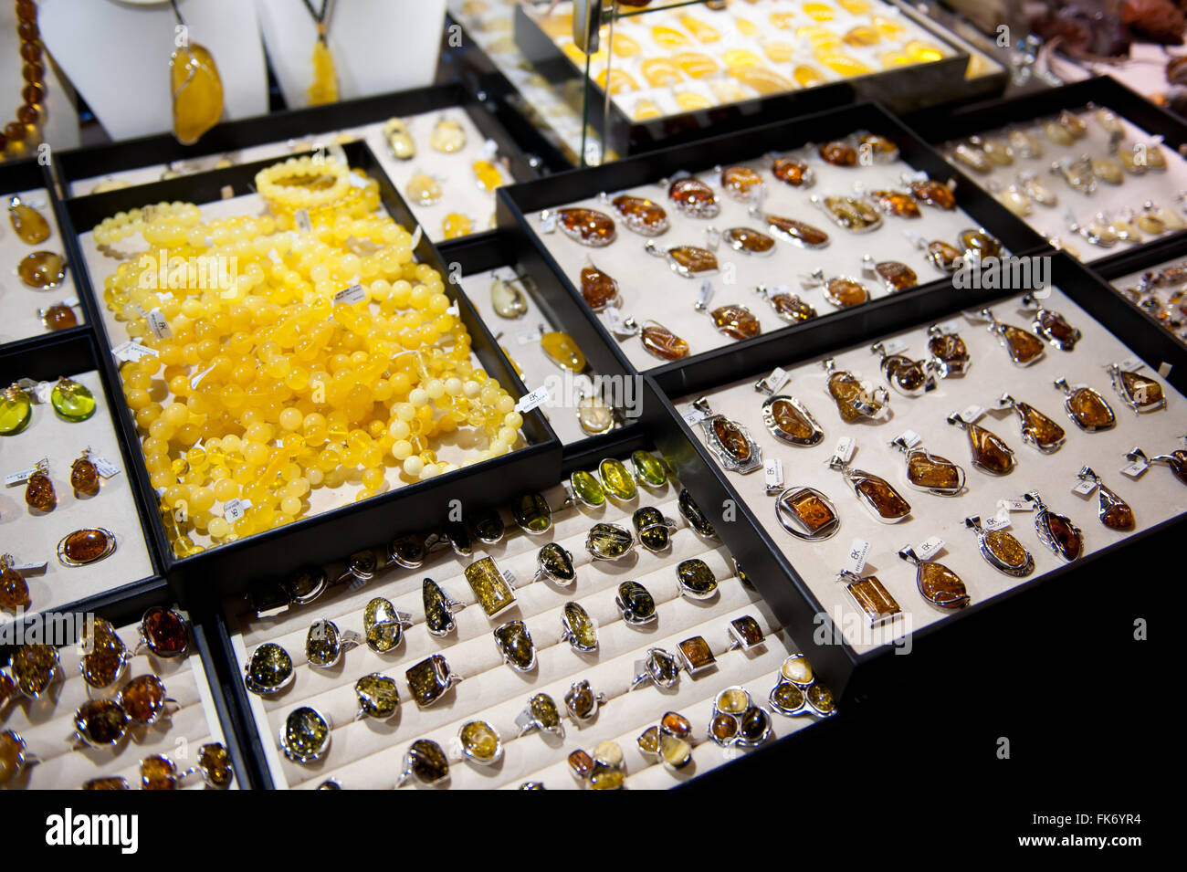 Bracelets d'ambre et argent bijoux à Varsovie, 2016 expo de minéraux 5 mars, VI edition événement dans le Palais PKiN, Pologne Banque D'Images
