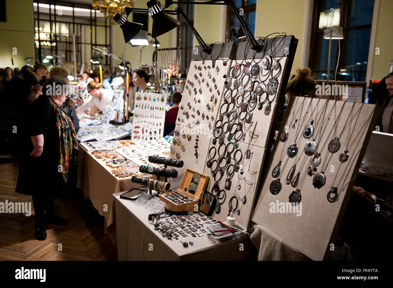 Les clients qui choisissent des bijoux, l'assortiment est à l'Expo 2016 minéral de Varsovie, 5e édition, mars VI événement dans le Palace PKiN Banque D'Images