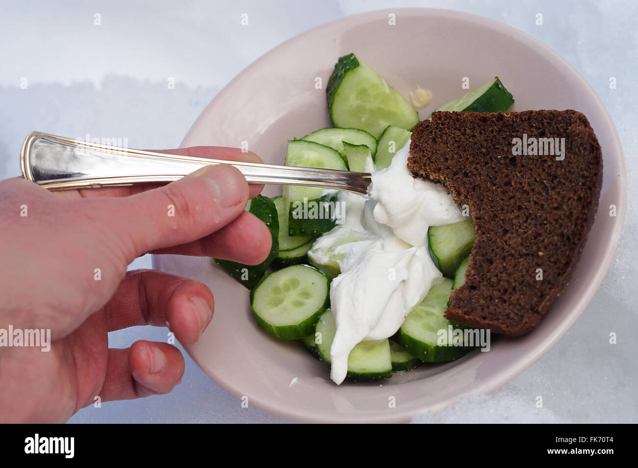 Manger une Salade au concombre Banque D'Images