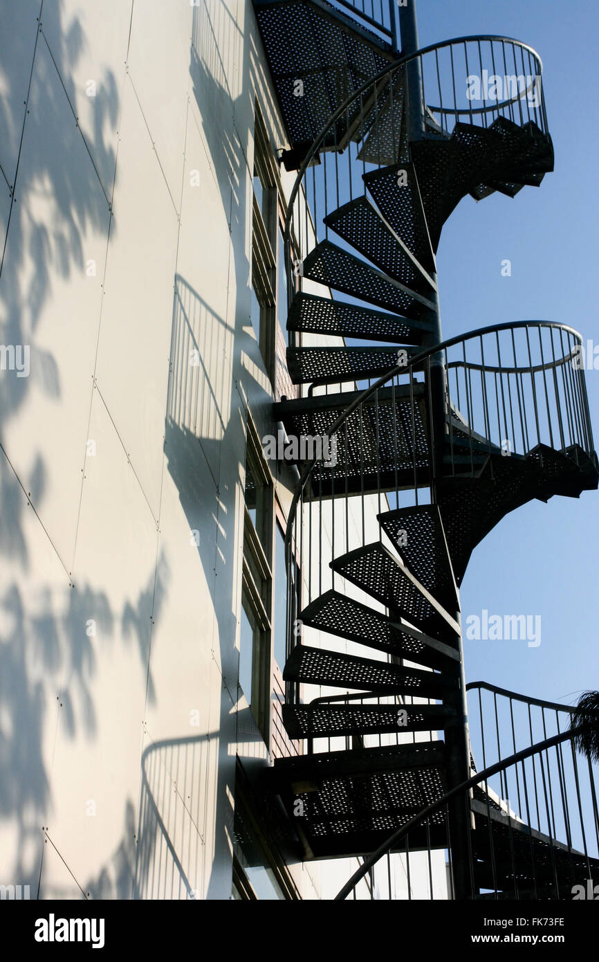 En colimaçon et ombres sur mur extérieur Banque D'Images