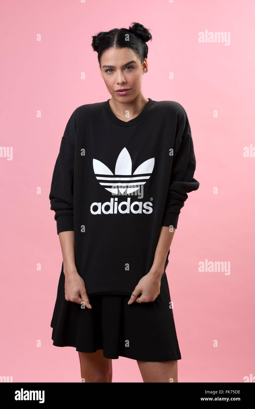 Modèle féminin portant un sweat-shirt adidas rétro noir Banque D'Images