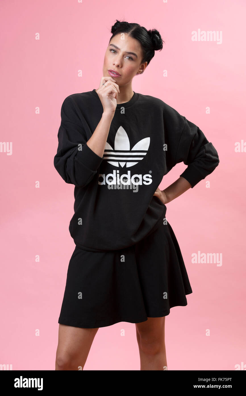 Modèle féminin portant un sweat-shirt adidas rétro noir Banque D'Images
