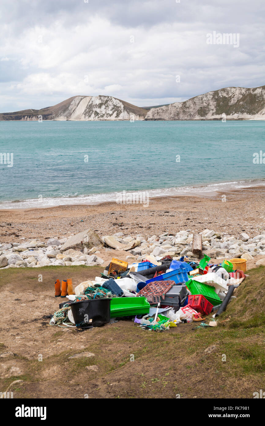 Tas de détritus sur la plage de Worbarrow Bay, à l'île de Purbeck, Dorset en Mars Banque D'Images