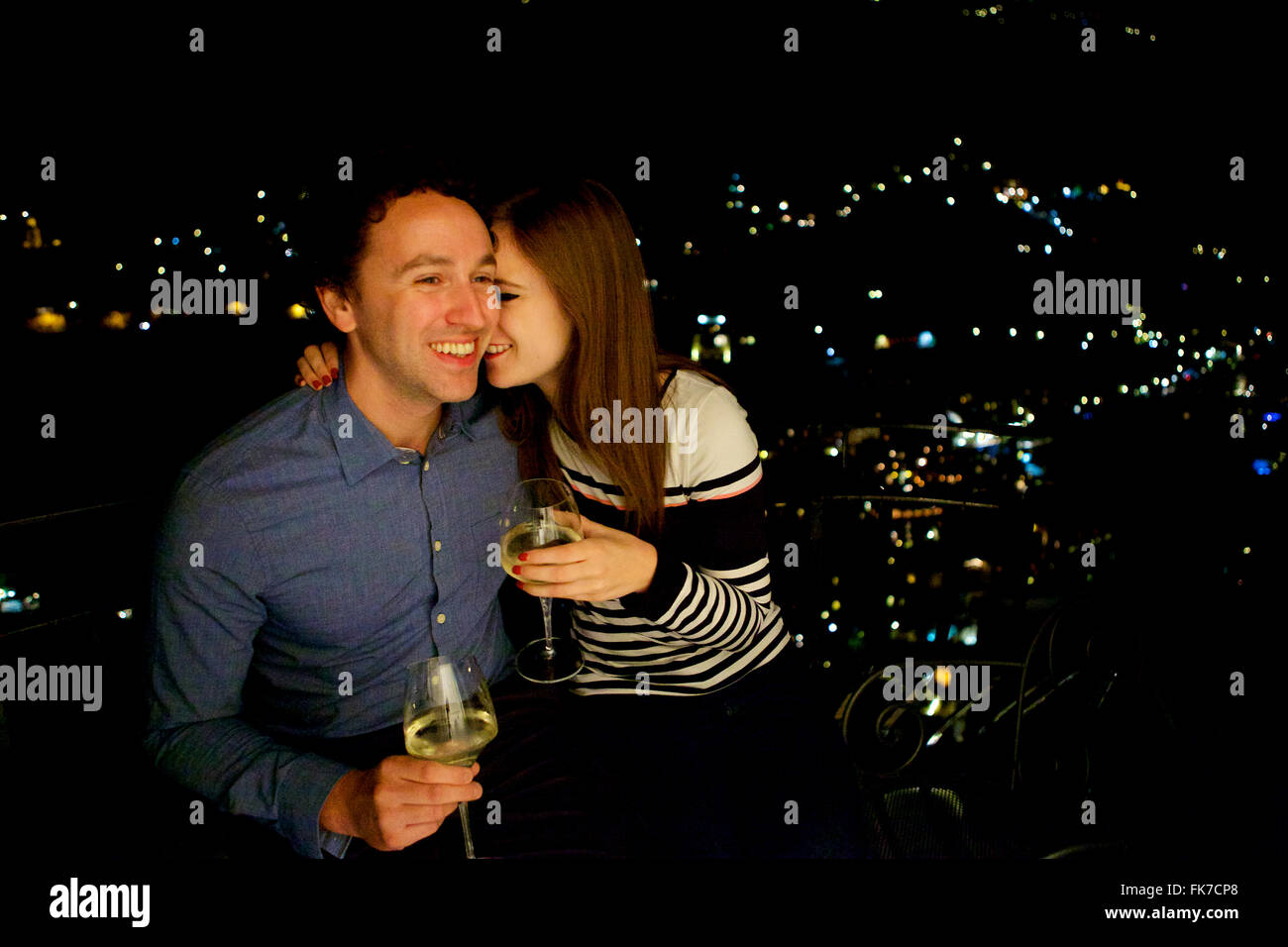 Les jeunes et dans l'amour brunette en vacances en Italie, côte amalfitaine, célébrer avec un verre sur le balcon de nuit Banque D'Images
