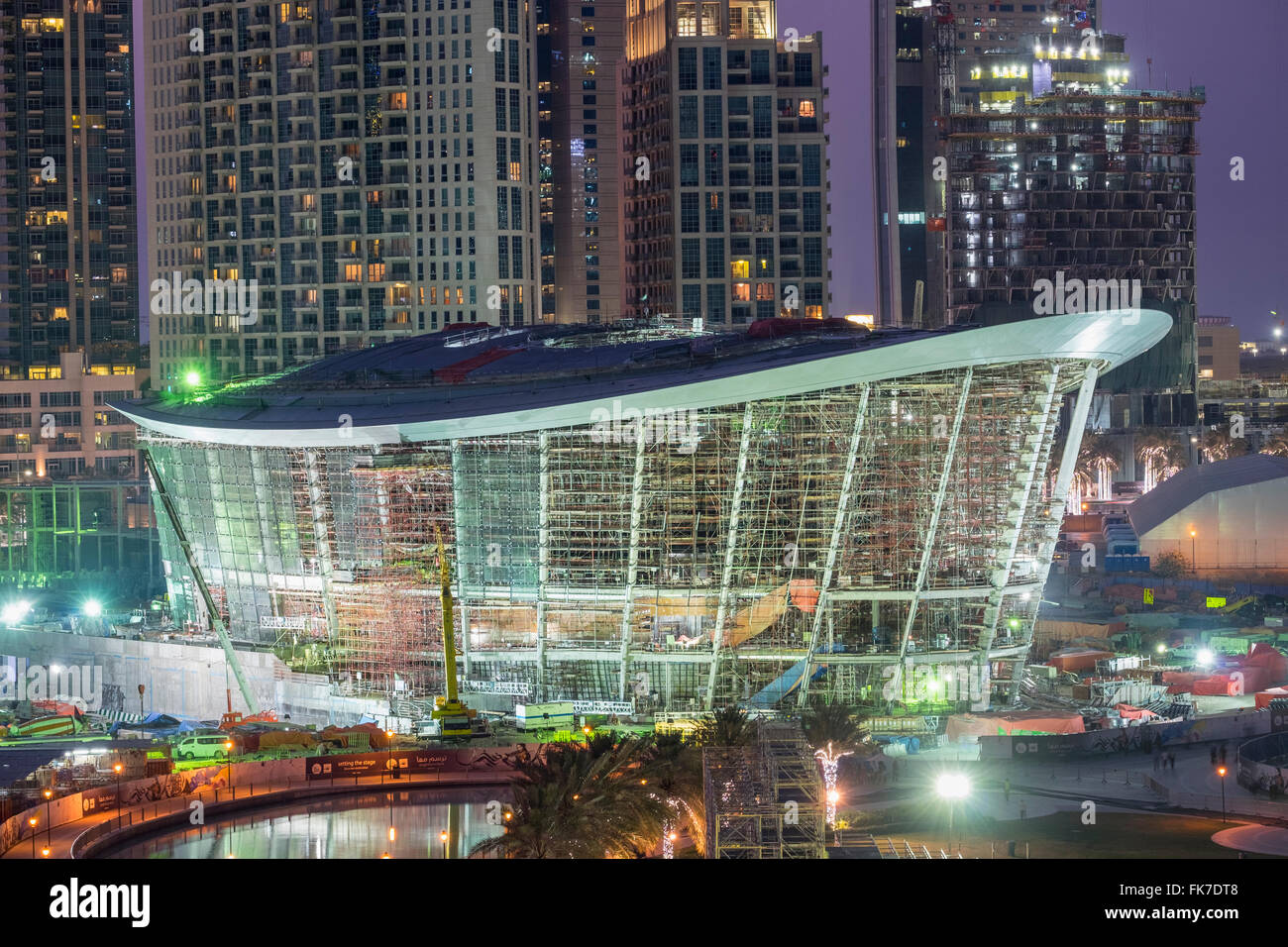 Chantier dans la nuit du nouvel opéra au centre-ville de Dubaï Émirats Arabes Unis Banque D'Images