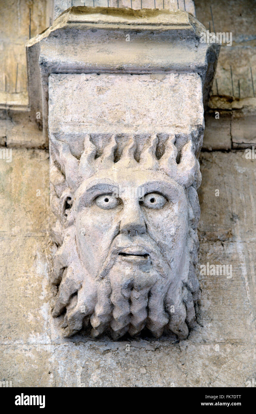 La sculpture romane d'une étrange tête ou le visage (c12e) Capital dans le Cloître de l'abbaye de Montmajour, près de Arles Provence France Banque D'Images