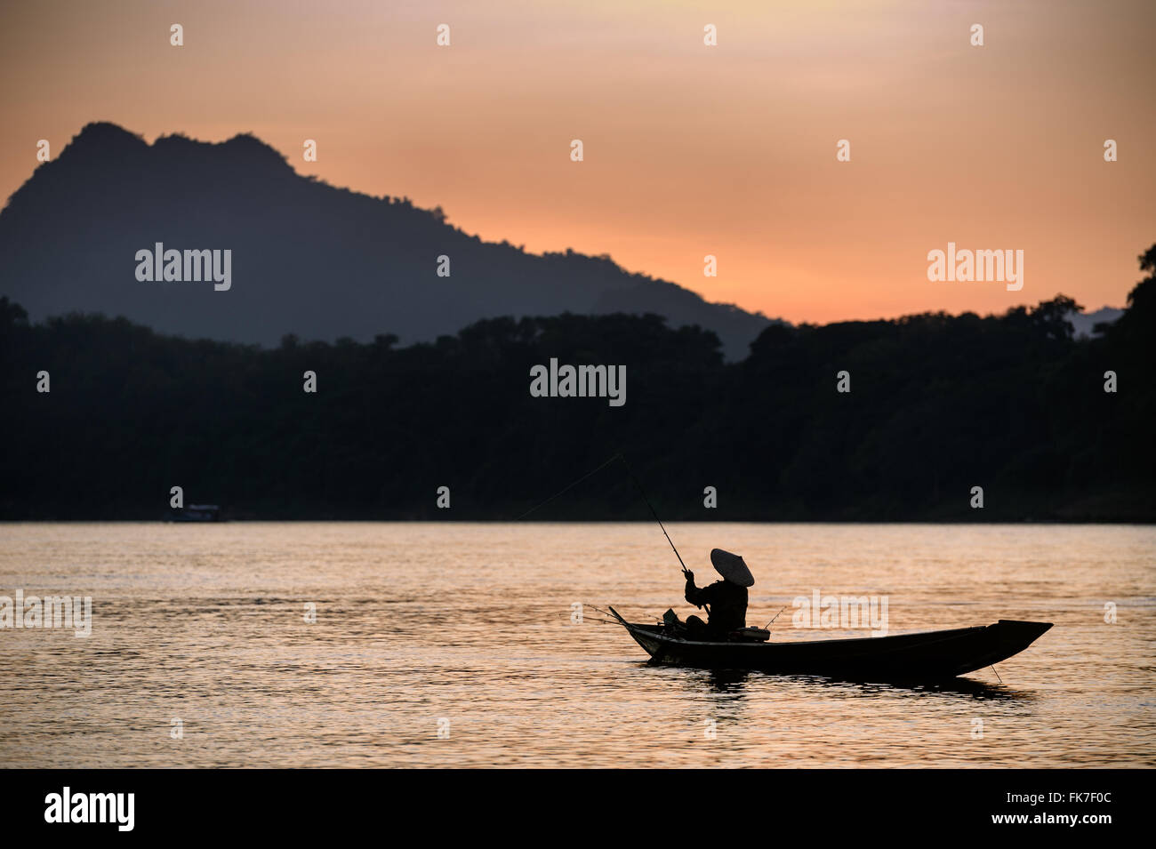 L'Asie. L'Asie du Sud-Est. Le Laos. Province de Luang Prabang, ville de Luang Prabang, pêcheur sur le fleuve du Mékong. Banque D'Images