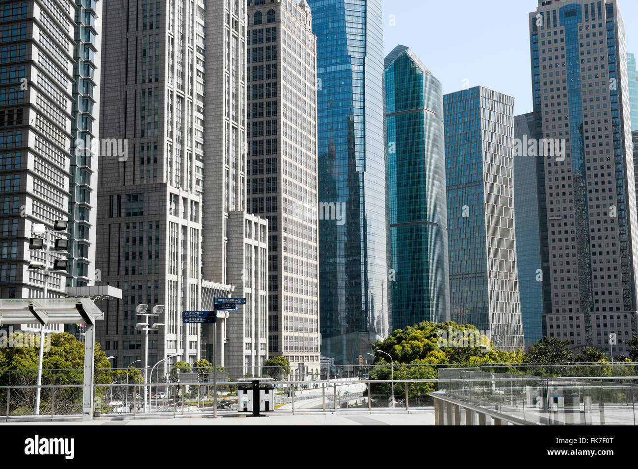 Les toits de Shanghai. Les gratte-ciel modernes au centre-ville de Shanghai. Banque D'Images