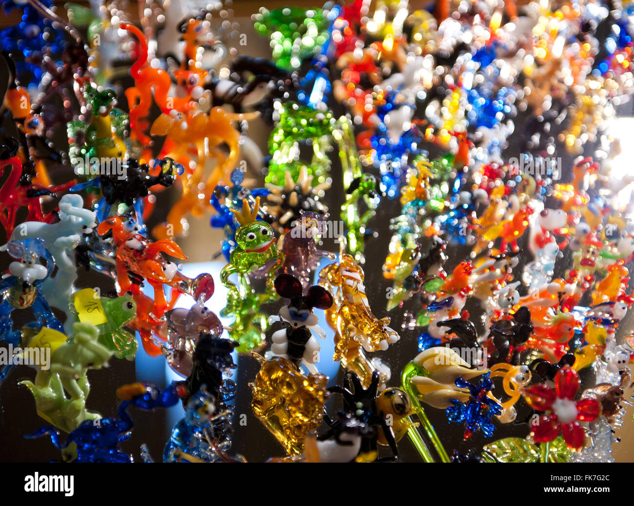 Figurines d'animaux en verre assortiment vitrine à l'Expo 2016 minéral de Varsovie, 5e édition, mars VI événement dans le Palace PKiN Banque D'Images