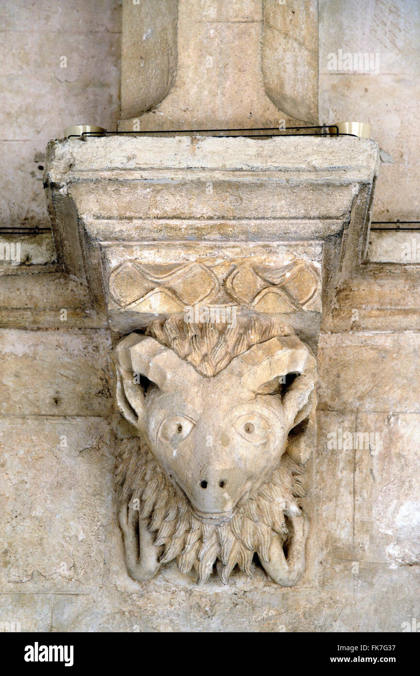 Tête de Chèvre c12th sculpture romane ou Capital cloîtres abbaye de Montmajour, près de Arles Provence France Banque D'Images