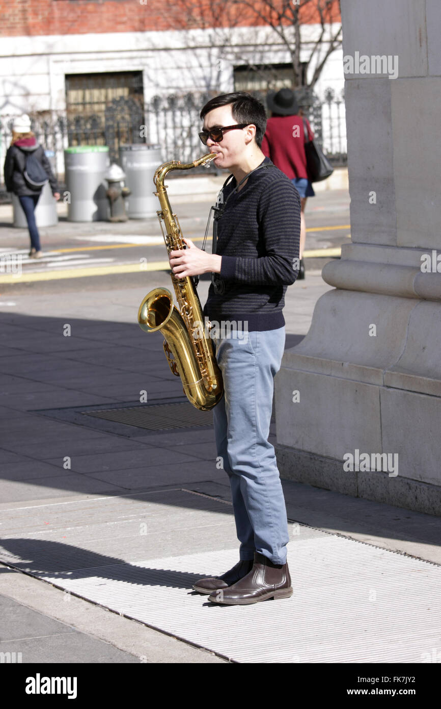Jeune homme à jouer du saxophone dans le cadre du parc de Washington Square Arch Greenwich Village New York City Banque D'Images