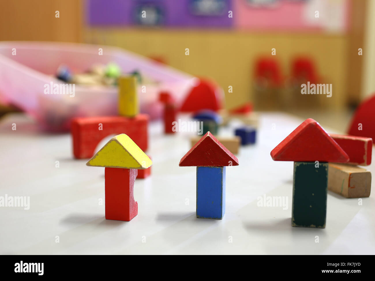 De nombreux jouets en bois et des morceaux de bâtiments de la classe de maternelle Banque D'Images