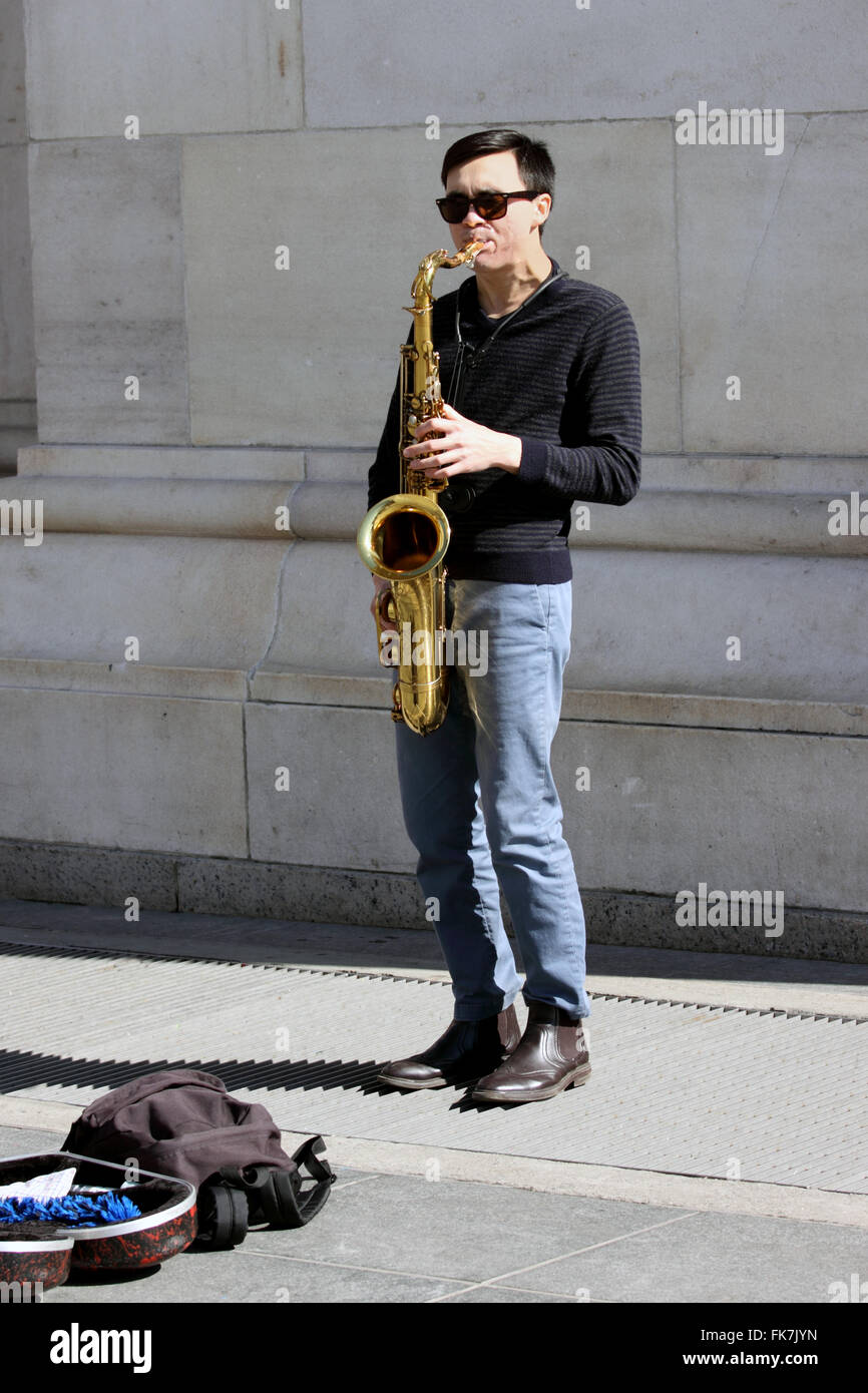 Jeune homme jouant saxaphone sous le parc de Washington Square Arch Greenwich Village New York City Banque D'Images