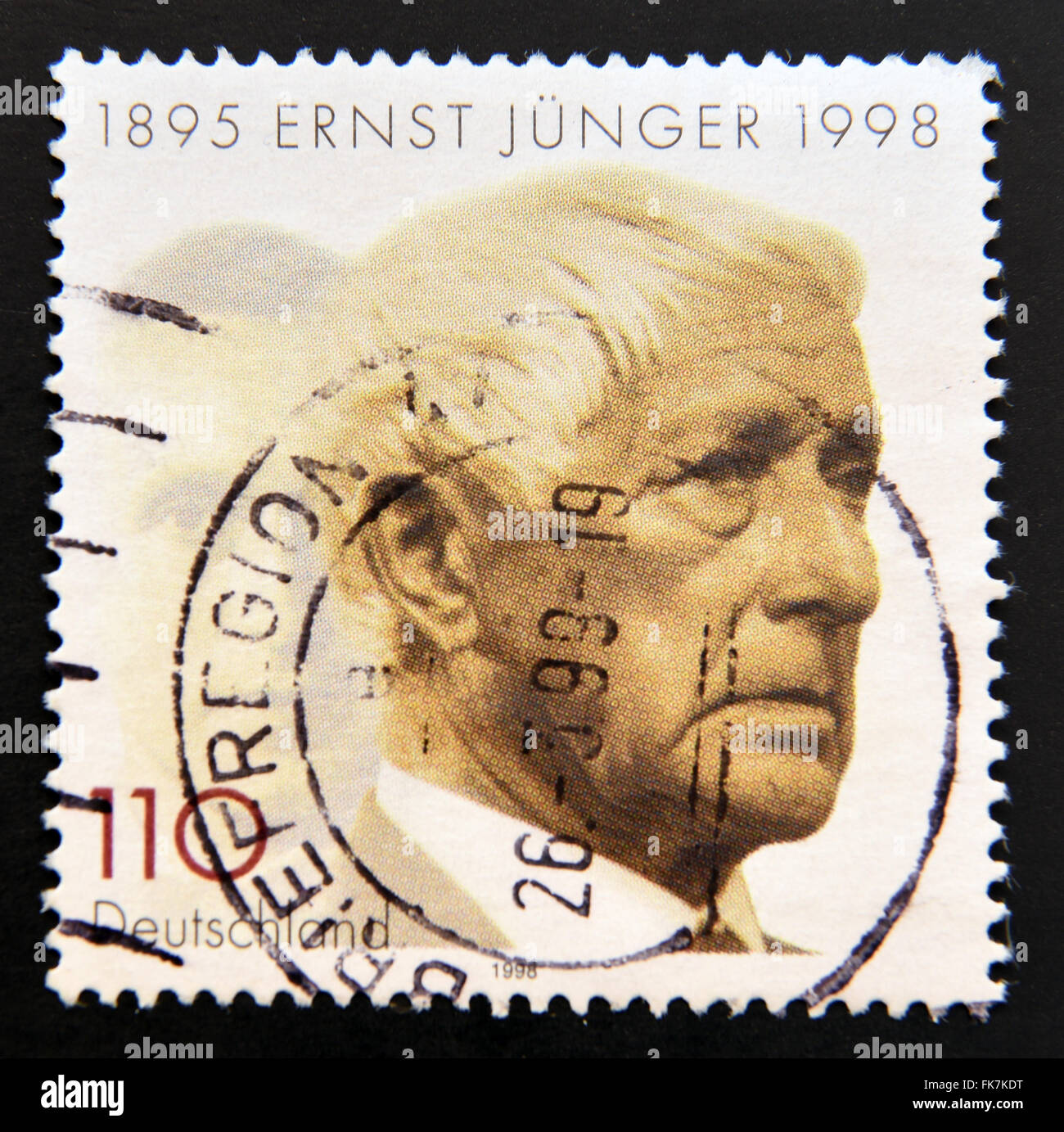 Allemagne - circa 1998 : timbre imprimé en Allemagne montre Ernst Junger, écrivain et philosophe allemand, vers 1998 Banque D'Images