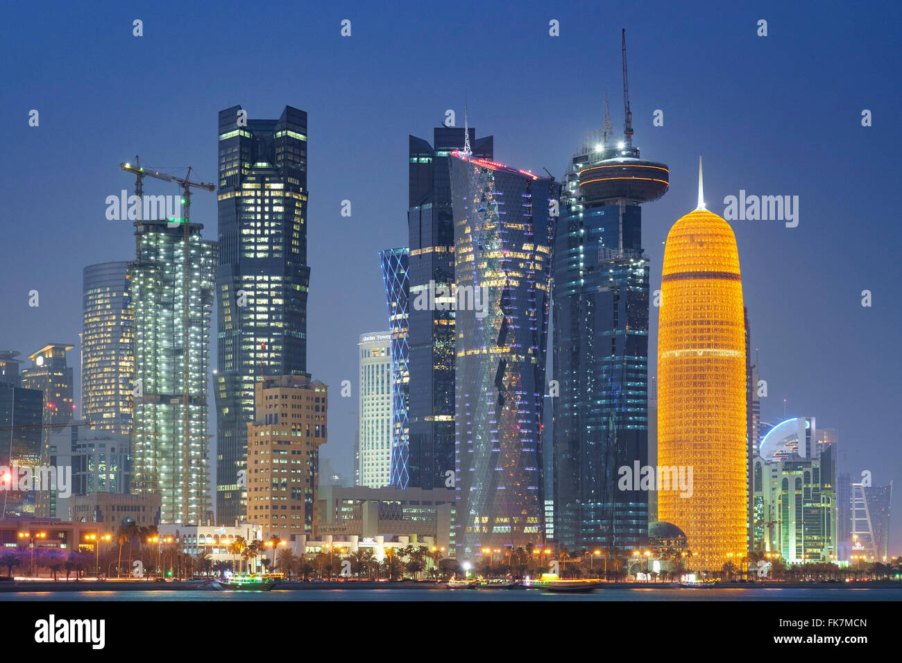 Vue de nuit le long de la Corniche au bord de l'horizon en direction de tours de bureaux modernes à Doha Qatar Banque D'Images