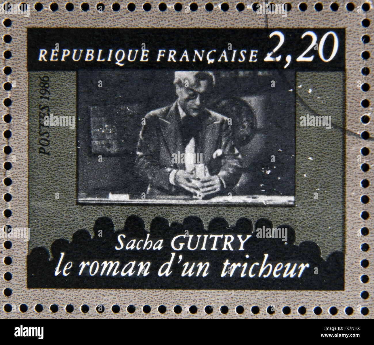 FRANCE - VERS 1986 : stamp dédiée au centenaire du cinéma français montre Sacha Guitry "le roman d'un tricheur", vers 1986 Banque D'Images