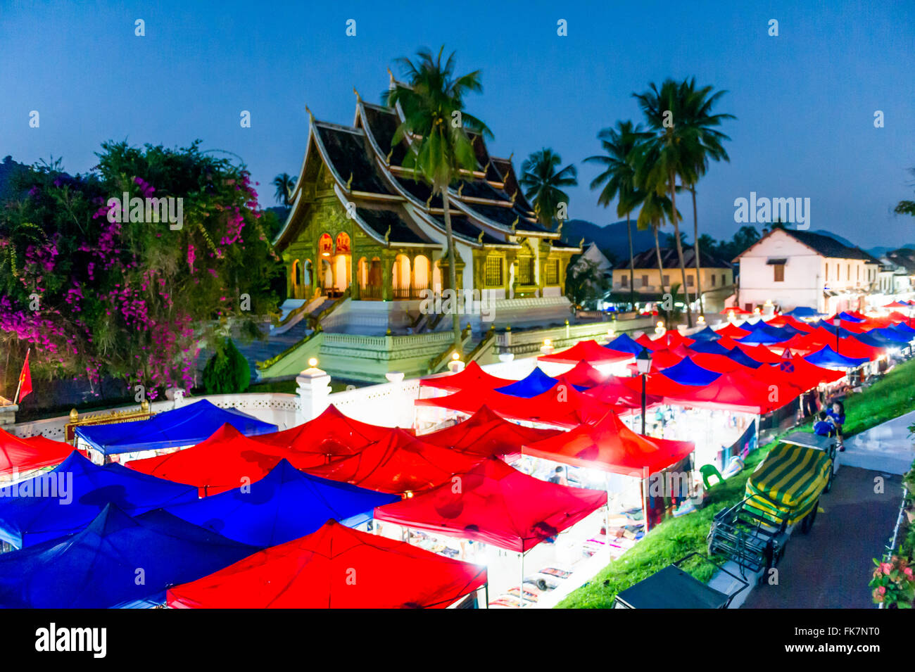 L'Asie. L'Asie du Sud-Est. Le Laos. Luang Prabang, Palais Royal, Musée National, Wat Ho Pha Bang. Marché de nuit. Banque D'Images