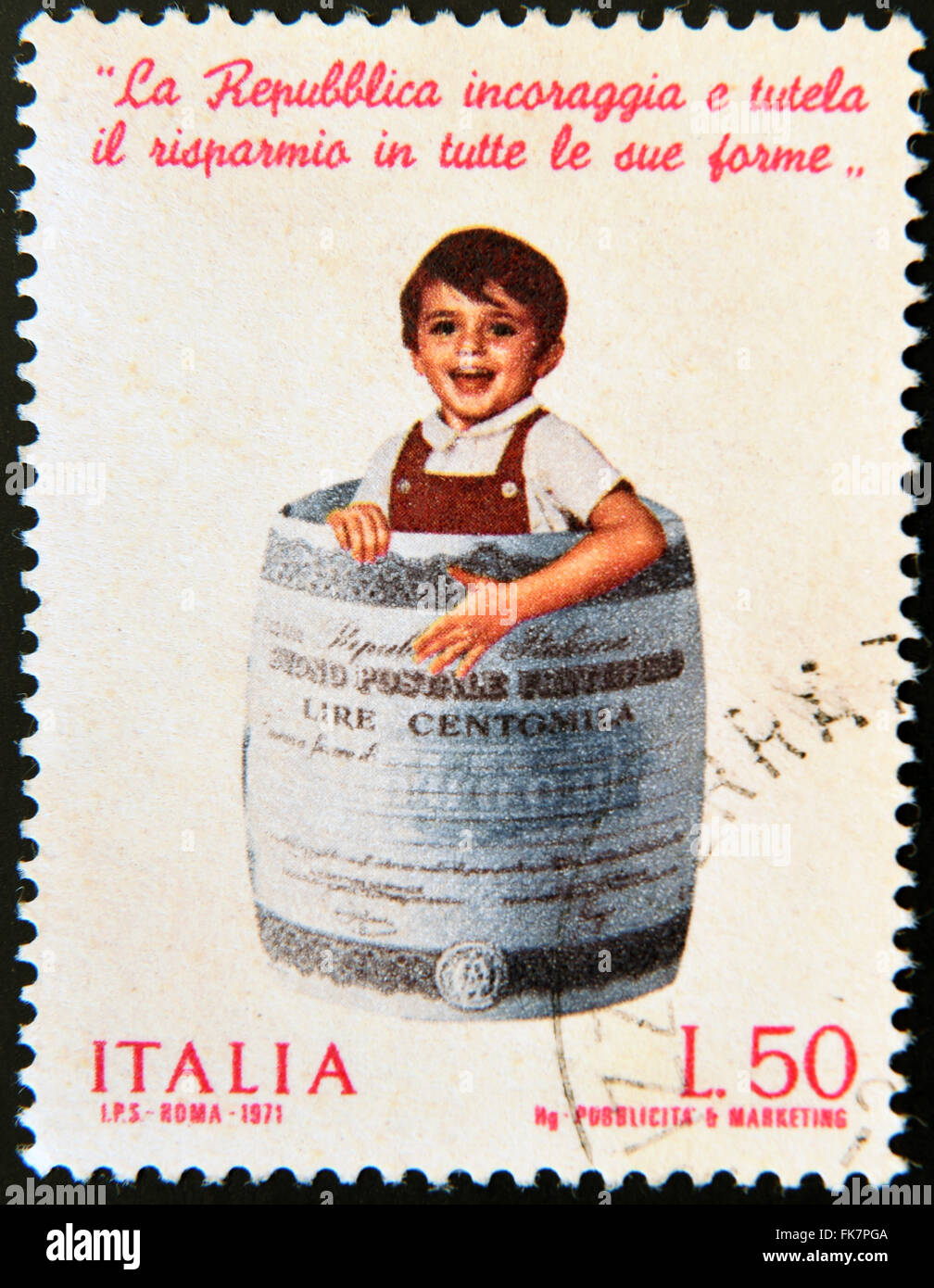 Italie - circa 1971 : timbre imprimé en Italie montre enfant dans le baril Fait de billet de banque, Banque d'épargne postale, circa 1971 Banque D'Images