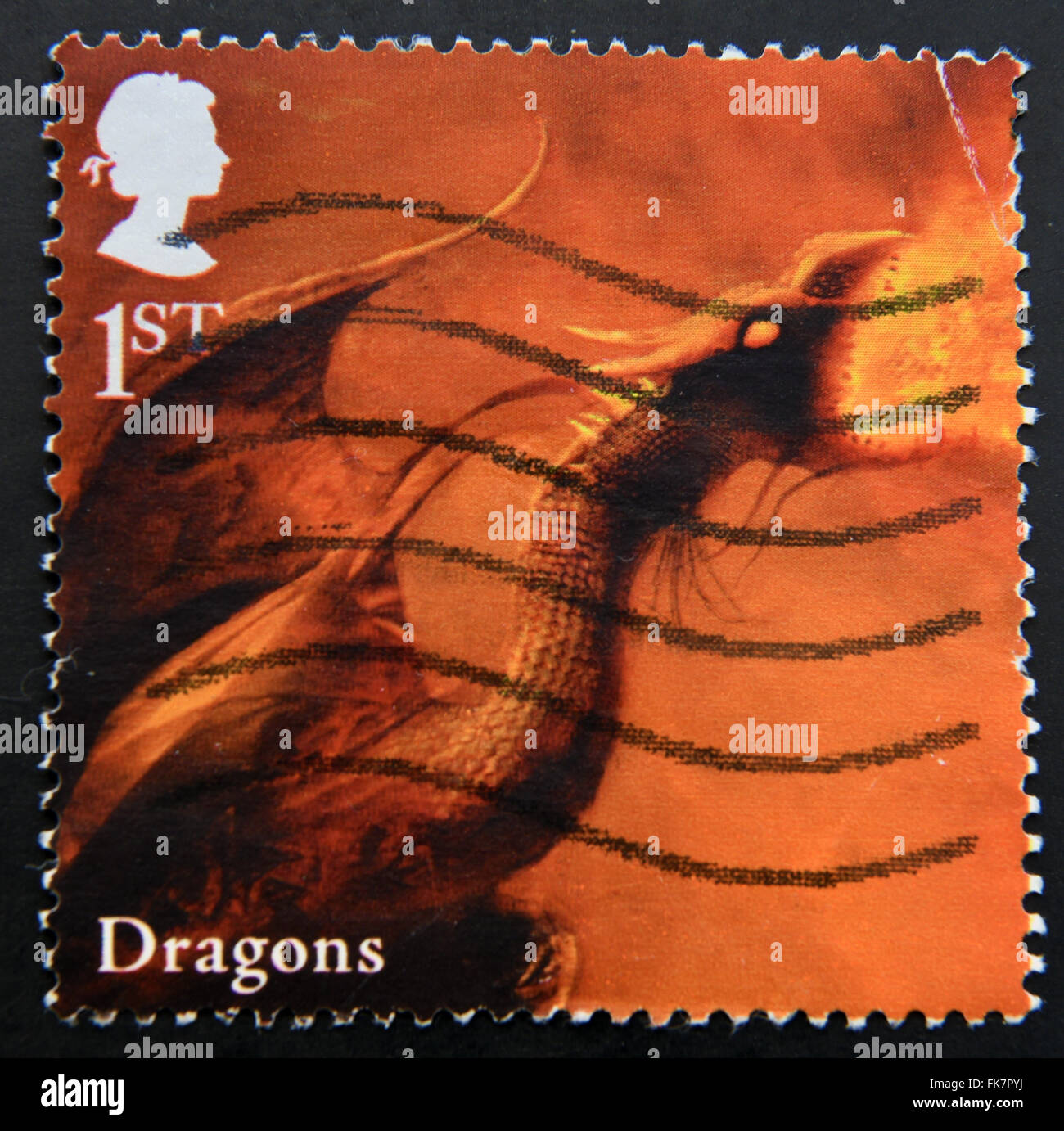 Royaume-uni - circa 2009 : timbre imprimé en Grande-Bretagne dédié aux créatures mythiques, dragon, vers 2009 montre Banque D'Images